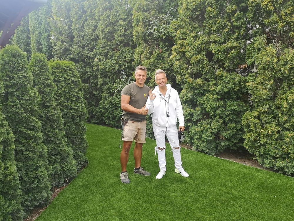 Cooky egész családja élvezi a Holland Pázsitot az udvaron