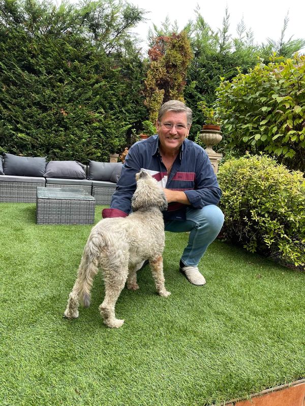 Miért ajánljuk a Holland Pázsit® műfüveit kutyásoknak? - James Bond otthona